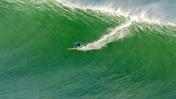 Un surfista surfeando una ola gigante en Punta Galea (Getxo, Bizkaia, Euskadi). 