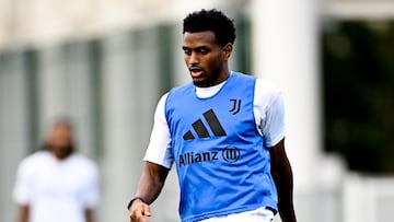 TURIN, ITALY - SEPTEMBER 10: Juan Cabal of Juventus drives the ball during a training session at JTC on September 10, 2025 in Turin, Italy. (Photo by Daniele Badolato - Juventus FC/Juventus FC via Getty Images)