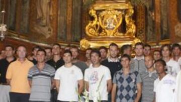 <b>CON LA PATRONA Y EL PADRE TURPÍN. </b>El Cartagena realizó la habitual ofrenda floral de pretemporada. Se echó en falta a Paco Gómez.