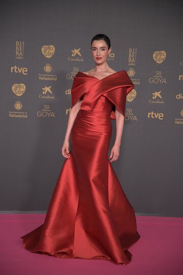 La actriz y modelo Blanca Romero espectacular en la alfombra rosa con un modelo de Isabel Sanch¨ªs.
