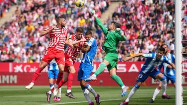 GIRONA, SPAIN - APRIL 01: Fernando Pacheco and Vinicius Souza of RCD Espanyol clash with David Lopez and Santiago Bueno of Girona FC during the LaLiga Santander match between Girona FC and RCD Espanyol at Montilivi Stadium on April 01, 2023 in Girona, Spain. (Photo by Alex Caparros/Getty Images)