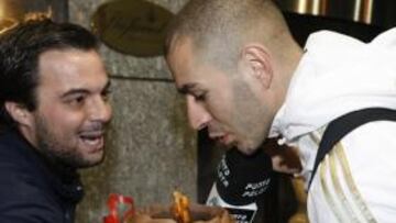 <b>CUMPLEAÑOS FELIZ. </b>Benzema sopló las velas de la tarta de cumpleaños que le regaló 'Punto Pelota'.