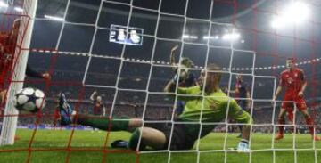 Semifinal ida. 1-0 Victor Valdés en el primer gol de Thomas Muller.