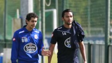 El futbolista colombiano, con el fisioterapeuta del club.