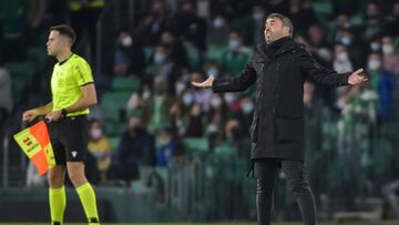 Eduardo Coudet abre los brazos durante el partido entre el Betis y el Celta en el Benito Villamar&iacute;n.