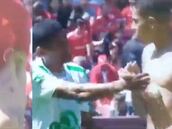 La polémica acción de Guerrero con un rival por su camiseta