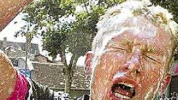 <b>ACALORADO.</b> Vinokourov se refresca ayer después de la etapa.