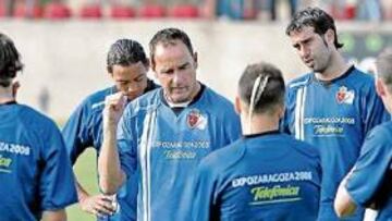 <b>TERAPIA DE GRUPO. </b>Víctor, reunido con sus jugadores, analizó los múltiples errores cometidos por el Zaragoza en la goleada del Camp Nou y avisó: contra el Sevilla hay una oportundidad de renacer.