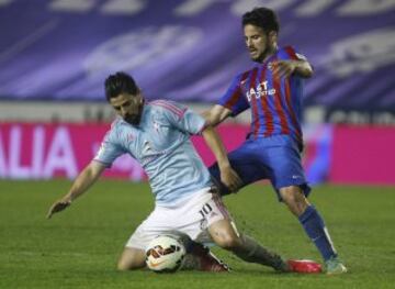 Nolito intenta llevarse el balón. 
