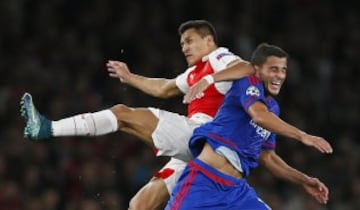 Alexis Sanchez durante el duelo de Arsenal ante Olympiacos por la segunda fecha de la Liga de Campeones.