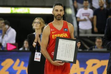 Juan Carlos Navarro recibe el homenaje por parte de la FEB por superar a Epi.