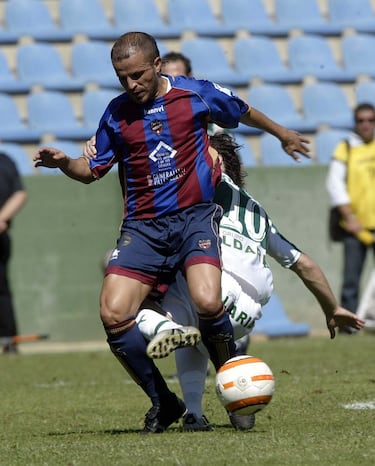 Sandro fue una pieza clave en el proyecto de ascenso del Levante en 2004. Su experiencia y polivalencia le permitieron jugar en varias posiciones del centro del campo. Fue uno de los líderes del equipo, tanto dentro como fuera del campo, y su compromiso con el club fue total.