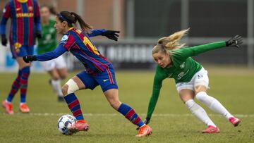 Aitana conduce un bal&oacute;n ante una rival del Fortuna Hjorring en la Champions femenina.