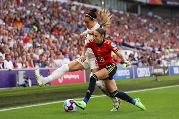 Olga Carmona con Lucy Bronze.
