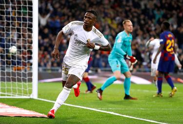 El Madrid olvidó el mal sabor de la derrota contra el Manchester City ganando al Barcelona en el Clásico disputado en el Bernabéu. Vinicius abrió el marcador y el gol que sentenció el encuentro definitivamente, en los minutos finales, fue obra de Mariano.