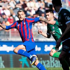El Eibar, más líder a costa de un luchador y hundido Amorebieta