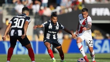 PASADENA, CALIFORNIA - JUNE 21: Kevin Castaño #22 of CA River Plate is challenged by Jesus Corona #17 of CF Monterrey during the FIFA Club World Cup 2025 group E match between CA River Plate and CF Monterrey at Rose Bowl Stadium on June 21, 2025 in Pasadena, California. (Photo by Luiza Moraes - FIFA/FIFA via Getty Images)