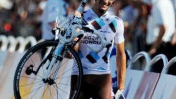 Lloyd Mondory, del AG2r, entra a pie en la meta tras una caída en un Tour.