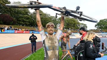 Colbrelli alza su bicicleta tras vencer en Roubaix.