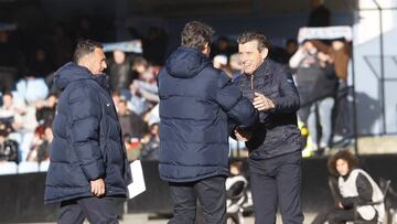 Juan Carlos Unzu&eacute; saluda a Jos&eacute; Gonz&aacute;lez, entrenador del M&aacute;laga.