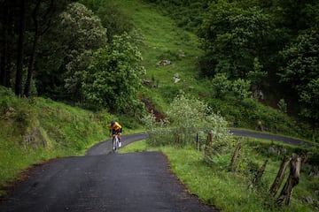 Óscar Freire, ciclista cántabro, subió con AS el puerto donde acabará la 17ª etapa. Varias rampas rebasan el 20%.

 