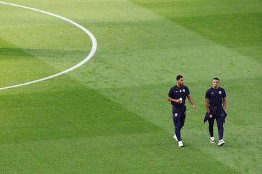 Jude Bellingham y Trent Alexander-Arnold observan mientras inspeccionan el terreno de juego antes de la final de la UEFA EURO 2024 entre España e Inglaterra en el Estadio Olímpico el 14 de julio de 2024 en Berlín, Alemania.