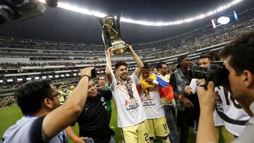 Oribe Peralta levanta el trofeo de campe&oacute;n de la Liga de Campeones de la CONCACAF, que el Club Am&eacute;rica de M&eacute;xico conquist&oacute; en abril.