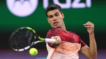 INDIAN WELLS, CALIFORNIA - MARCH 10: Carlos Alcaraz of Spain plays a forehand against Denis Shapovalov of Canada in their third round match during the BNP Paribas Open at Indian Wells Tennis Garden on March 10, 2025 in Indian Wells, California. Clive Brunskill/Getty Images/AFP (Photo by CLIVE BRUNSKILL / GETTY IMAGES NORTH AMERICA / Getty Images via AFP)