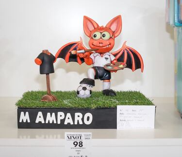 El murciélago del escudo del Valencia pinta una camiseta del club ché.