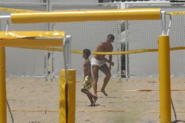 Mandó construir una pérgola alrededor de la playa privada a la que tiene acceso para que los turistas y el resto de huéspedes no pudieran verle. En la foto, juega con su hijo Cristiano Ronaldo Jr.