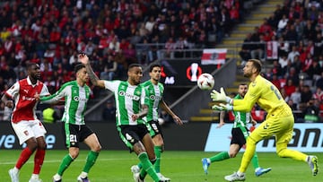 Pau López, contra el Braga.