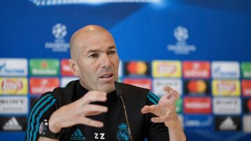 Real Madrid's French coach Zinedine Zidane gives a press conference during Real Madrid's Media Open Day ahead of their UEFA Champions league final footbal match against Liverpool FC, in Madrid on May 22, 2018. / AFP PHOTO / GABRIEL BOUYS