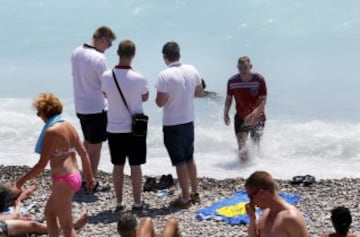 Los hooligans se divierten en Niza antes del Inglaterra-Islandia