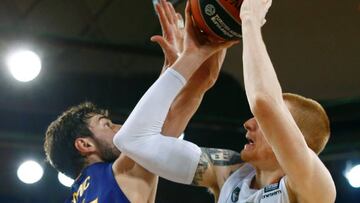 GRAF3507. BARCELONA, 07/02/2019.- El jugador del Zalgiris Kaunas Aaron White (d) intenta el lanzamiento ante Ante Tomic, del Barcelona Lassa, durante el partido de la Euroliga de baloncesto que disputan este jueves en el Palau Blaugrana. EFE/Enric Fontcuberta