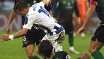 <b>MI TRES CONTRA UNO. </b>Aarón intenta evitar la entrada de Mikel Alonso con Antonio Hidalgo y Marc Bertrán atentos.