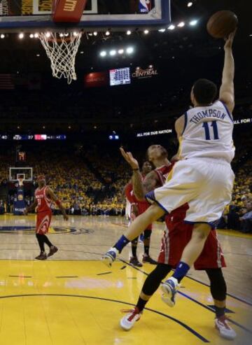 Klay Thompson lanza a canasta ante Michael Beasley.