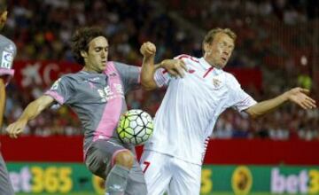 El centrocampista danés del Sevilla, Michael Krohn-Dehli, disputa un balón con el jugador del Rayo Vallecano, José Raúl Baena, durante el encuentro correspondiente a la sexta jornada de primera división.