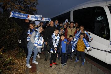 Ni la lluvia ni el frío espantaron las ilusiones de los más de 2000 seguidores del Fuenlabrada que se trasladaron en autobús hasta el Estadio Santiago Bernabéu