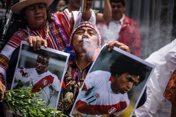 Chamanes peruanos realizan un ritual para darle suerte a los jugadores de la selección de Perú que se juega el pase al Mundial de Rusia 2018 frente a la selección de Nueva Zelanda. 