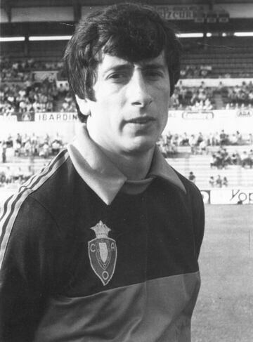 Milit車 en las filas del Osasuna entre 1983 y 1986. Jug車 con el Athletic Club desde 1986 hasta 1990.