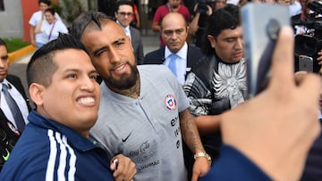 El animado arribo de la Roja a México: Vidal, el más aplaudido