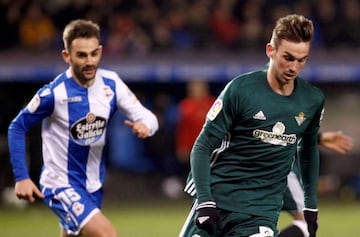 El centrocampista del Betis, Fabián Ruiz (d), con el balón ante el delantero del Deportivo, Adrián López, durante el encuentro correspondiente a la jornada 23 de primera división que han disputado esta noche en el estadio de Riazor, en A Coruña.