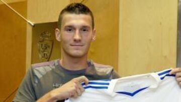 <b>ILUSIONADO. </b>Adam Pinter posa en las oficinas del club con su nueva camiseta.