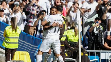 MADRID, 02/04/2023.- El centrocampista brasileño del Real Madrid, Rodrygo celebra con su compañero, Asensio (d), su gol ante el Valladolid, el primero del equipo, durante el partido de Liga que el Real Madrid y el Valladolid disputan este domingo en el estadio Santiago Bernabéu de Madrid. EFE/ Rodrigo Jimenez