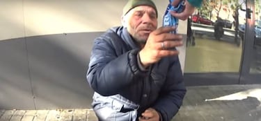 Un youtuber le da a un mendigo una galleta rellena de dentífrico