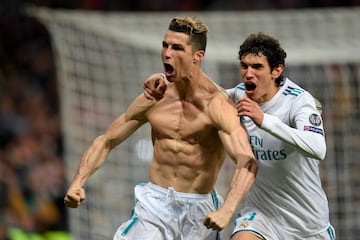 Cristiano Ronaldo y Vallejo celebran un gol del portugu¨¦s ante la Juventus en Champions.
