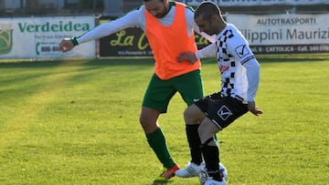 Marco Melandri durante el partido de fútbol en el que se lesionó.