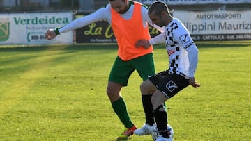 Marco Melandri durante el partido de f&uacute;tbol en el que se lesion&oacute;.