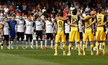 Los jugadores del Valencia y del Atl¨¦tico de Madrid guardan un minuto de silencio por la muerte del exentrenador del FC Barcelona 'Tito' Vilanova.