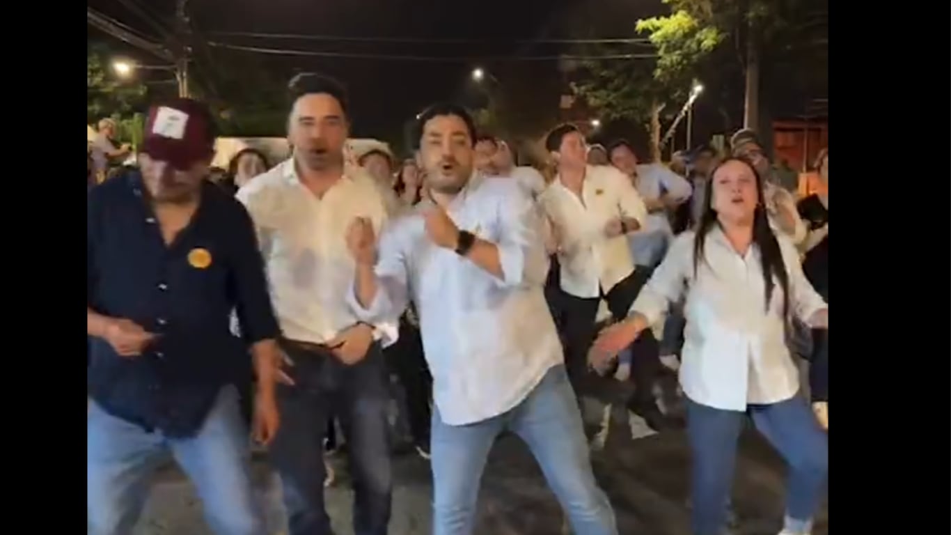 Es el nuevo alcalde de La Florida, celebra junto a Rodolfo Carter y este baile ya es viral de las Elecciones en Chile